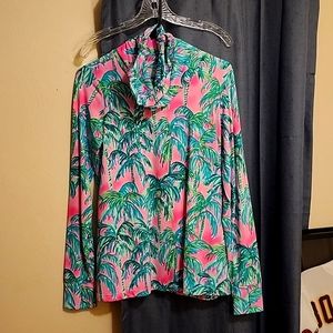 NWOT Lilly Pulitzer long sleeve size small. Made w/built-in face cover.